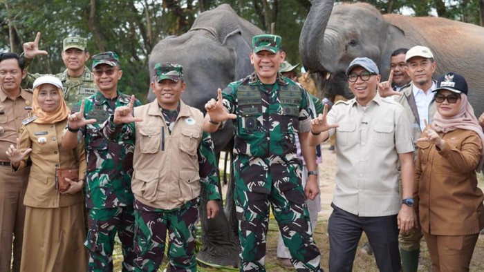 Gubernur Lampung Rahmat Mirzani Djausal bersama Pangdam XXI/Radin Inten Mayjen TNI Kristomei Sianturi mengecek kondisi Taman Nasional Way Kambas