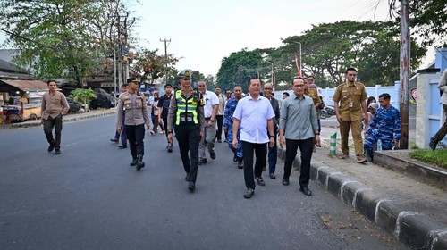 Gubernur NTB, Lalu Muhamad Iqbal, bersama Wali Kota Mataram, Mohan Roliskana, turun memantau arus lalu lintas di Simpang Empat Rembig, Senin sore (31/8/2026) buntut road barrier dibongkar warga sehingga menyebabkan kemacetan.