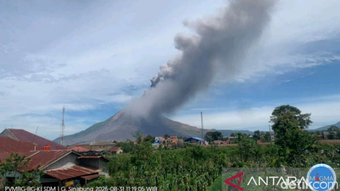 Gunung Sinabung di Kabupaten Karo, Sumatera Utara meletus, Senin (31/8/2026). (ANTARA/HO-Badan Geologi)