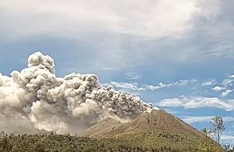 Gunung Sinabung yang berada di wilayah administratif Desa Ndokum Siroga, Kecamatan Simpang Empat, Kabupaten Karo di Kabupaten Karo, Provinsi Sumatera Utara, mengalami erupsi pada Senin (31/8) sekitar pukul 12.00 WIB. (Instagram/badan.geologi) Gunung Sinabung yang berada di wilayah administratif Desa Ndokum Siroga, Kecamatan Simpang Empat, Kabupaten Karo di Kabupaten Karo, Provinsi Sumatera Utara, mengalami erupsi pada Senin (31/8) sekitar pukul 12.00 WIB. (Instagram/badan.geologi)