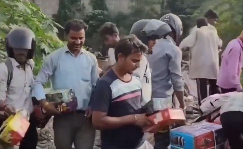 Heboh Tumpukan Cokelat Kedaluwarsa Dibuang di Jalan, Langsung Diserbu Warga