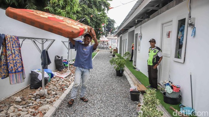 Sejumlah warga beraktivitas di kawasan Hunian Sementara Senen, Salemba, Jakarta Pusat, Senin (31/8/2026). Hunian tersebut menjadi tempat tinggal sementara bagi warga yang sebelumnya bermukim di kawasan pinggir rel Pasar Gaplok, Senen.