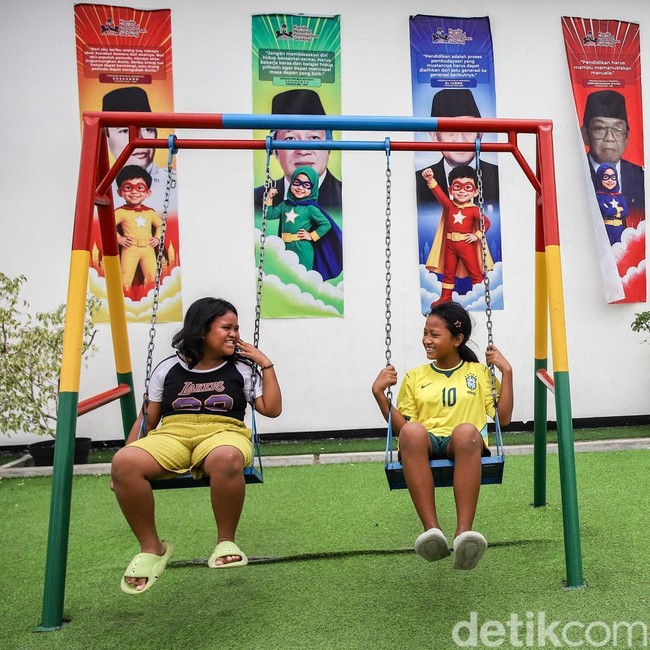 Potret Warga Eks Pinggir Rel Bertahan Hidup di Hunian Sementara Senen