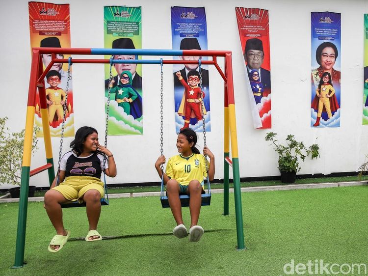 Potret Warga Eks Pinggir Rel Bertahan Hidup di Hunian Sementara Senen