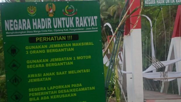 Jembatan Gantung Pongpet di Pangandaran, Jabar ambruk saat dilintasi rombongan Bupati Pangandaran Citra Pitriyami. TNI AD menjelaskan penyebab insiden itu. (dok TNI AD) Jembatan Gantung Pongpet di Pangandaran, Jabar ambruk saat dilintasi rombongan Bupati Pangandaran Citra Pitriyami. TNI AD menjelaskan penyebab insiden itu. (dok TNI AD)