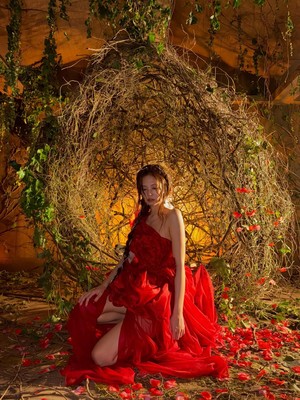 Foto-foto Jennie dari Lokasi Syuting MV FALLEN ANGEL