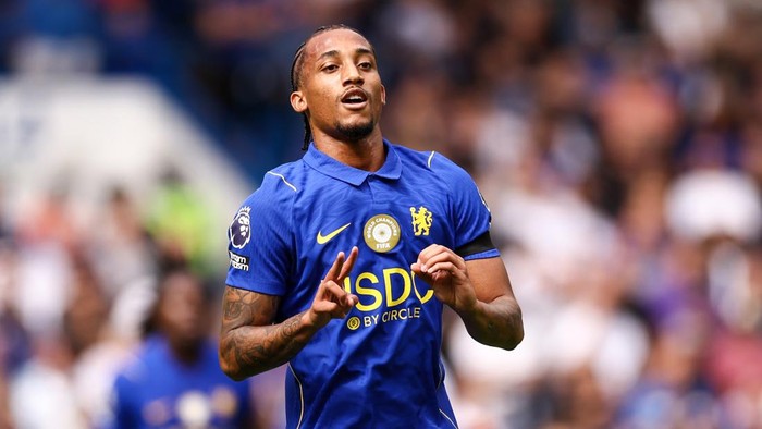 LONDON, ENGLAND - AUGUST 30: Joao Pedro of Chelsea gestures the scoreline towards the Brighton fans in response to them shouting abuse during the Premier League 2026/27 match between Chelsea FC and Brighton & Hove Albion at Stamford Bridge on August 30, 2026 in London, United Kingdom. (Photo by Jacques Feeney/Offside/Offside via Getty Images)