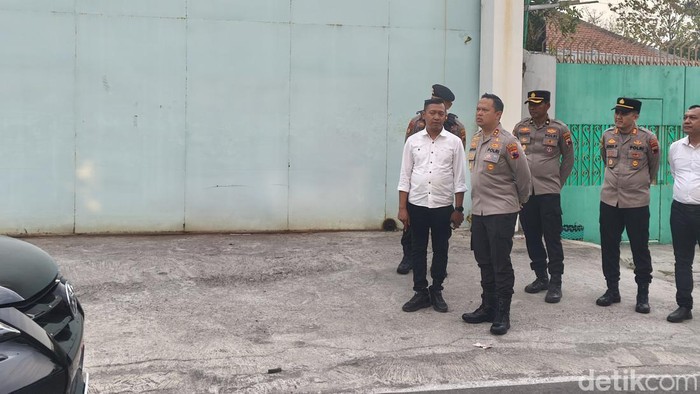 Polisi saat berada di TKP gedung yang terungkap sebagai markas kasino di Kwarasan, Grogol, Sukoharjo, Senin (31/8/2026).