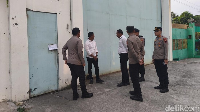 Polisi saat berada di TKP gedung yang terungkap sebagai markas kasino di Kwarasan, Grogol, Sukoharjo, Senin (31/8/2026).