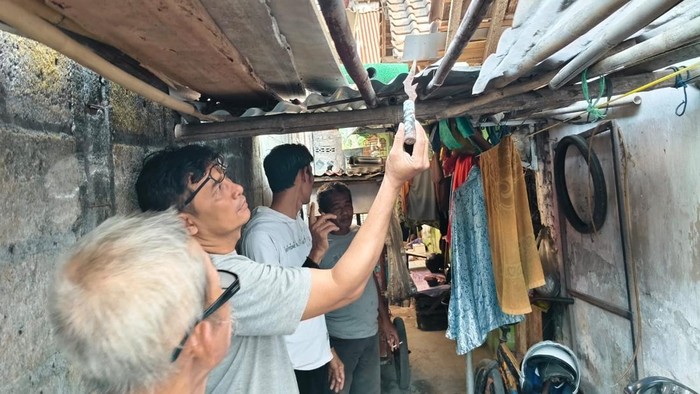 Polisi saat menunjukkan barang bukti badik yang digunakan pelaku untuk menusuk juru parkir di Jalan Wahidin Sudiro Husodo, Trirenggo, Bantul.