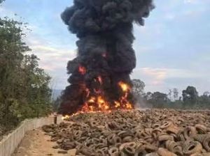 Tumpukan Ban Bekas di Halmahera Tengah Terbakar, Langit Dipenuhi Asap Hitam