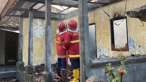 Petugas memadamkan api yang membakar rumah warga di Desa Negari, Kecamatan Banjarangkan, Klungkung, Bali, Senin (31/8/2026) sore.
