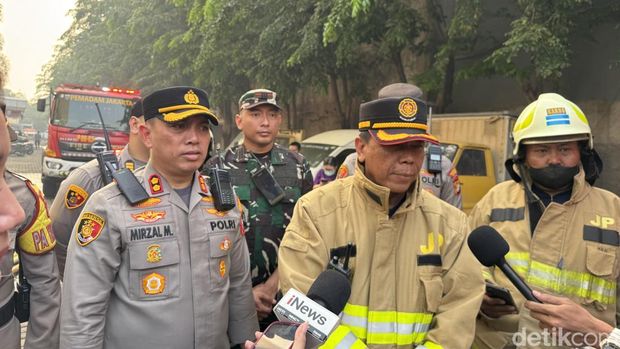 Kebakaran melanda permukiman di kawasan Gambir, Jakarta Pusat (Jakpus). Sejumlah rumah hingga gedung kosong hangus terbakar. (Adhfar AS/detikcom)