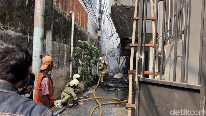Kebakaran terjadi di permukiman kawasan Gambir, Jakarta Pusat (Jakpus). Asap hitam membubung di sekitar lokasi. (Adhfar/detikcom)