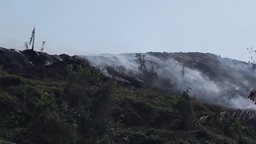 Asap masih mengepul di TPA Mandung di sisi selatan pasca lima hari kebakaran. /Istimewa