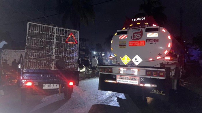Kecelakaan beruntun Truk BBM dan 2 pikap di Bone.