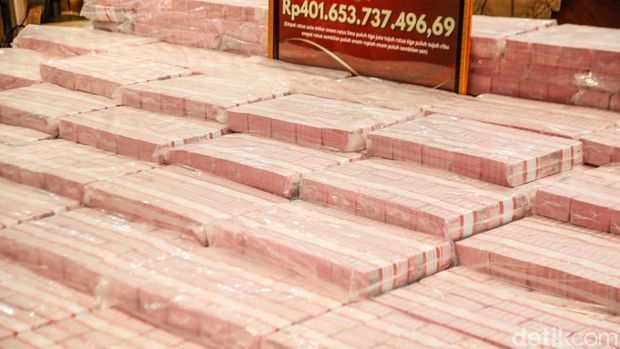 Kejaksaan Agung (Kejagung) memamerkan barang bukti berupa uang senilai Rp401 miliar dalam perkara dugaan tindak pidana korupsi tata kelola komoditas nikel PT CNI periode 2017–2020. Uang tersebut dipamerkan di Gedung Jampidsus Kejagung, Jakarta, Senin (31/8/2026).