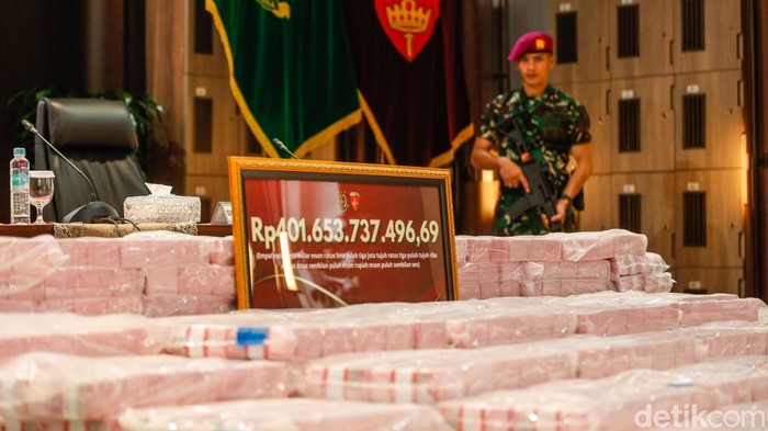 Kejaksaan Agung (Kejagung) memamerkan barang bukti berupa uang senilai Rp401 miliar dalam perkara dugaan tindak pidana korupsi tata kelola komoditas nikel PT CNI periode 2017–2020. Uang tersebut dipamerkan di Gedung Jampidsus Kejagung, Jakarta, Senin (31/8/2026).