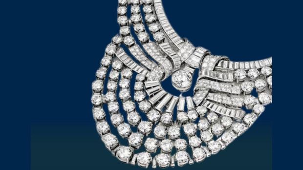 Kepolisian Austria sedang memburu dua pria yang diduga mencuri kalung platinum seberat 200 karat bertabur 673 berlian—yang pernah menjadi milik keluarga kerajaan Mesir dan sedang dipinjamkan ke sebuah museum di Wina. (Instagram/royalcouturier)