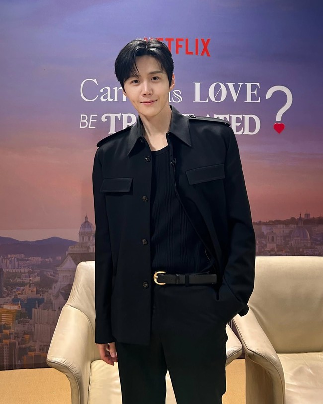 Sementara itu, Kim Seon Ho bersiap mempromosikan drama terbarunya Potraits of Delusion bersama Suzy akhir tahun ini. Drama ini menampilkan transformasi Kim Seon Ho sebagai seorang pelukis yang mendapat tugas melukis potret wanita misterius yang ternyata seorang vampir. Foto: dok. Instagram @fantagio_official