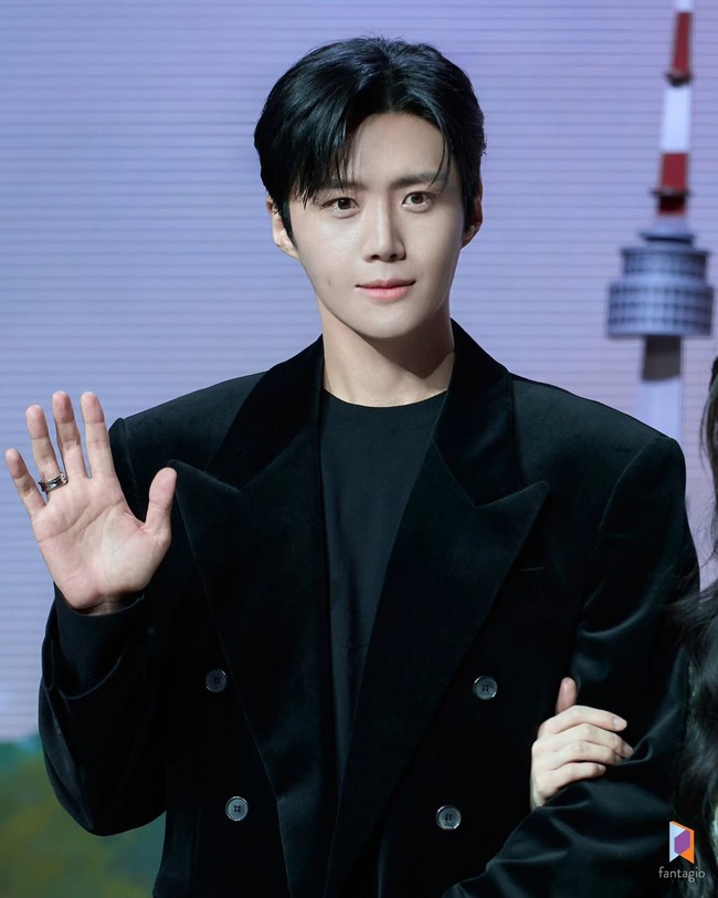 Netizen akhirnya memperhatikan foto-foto Kim Seon Ho lainnya yang diunggah di akun Instagram resmi Fantagio. Banyak yang mengaku risih dan berharap agensinya tidak mengubah bentuk wajahnya. Foto: dok. Instagram @fantagio_official