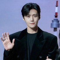 Netizen akhirnya memperhatikan foto-foto Kim Seon Ho lainnya yang diunggah di akun Instagram resmi Fantagio. Banyak yang mengaku risih dan berharap agensinya tidak mengubah bentuk wajahnya. Foto: dok. Instagram @fantagio_official