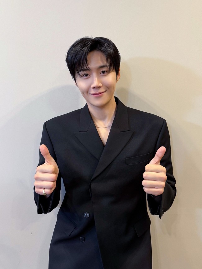 Para penggemar juga ramai mengomentari unggahan foto Fantagio. Mereka mengingatkan agensi bahwa wajah naturalnya sudah terlihat tampan, sehingga tidak perlu diedit hingga terlihat bak beda orang. Foto: dok. Instagram @fantagio_official