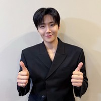 Para penggemar juga ramai mengomentari unggahan foto Fantagio. Mereka mengingatkan agensi bahwa wajah naturalnya sudah terlihat tampan, sehingga tidak perlu diedit hingga terlihat bak beda orang. Foto: dok. Instagram @fantagio_official