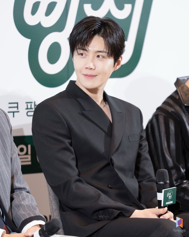 Di sisi lain, penggemar Kim Seon Ho menyadari bintang drama Korea Can This Love Be Translated tidak pernah mengedit foto-foto yang diunggah di akun Instagram pribadinya. Namun, Fantagio seolah mencoba membuat wajahnya sesuai dengan KBS alias Korean Beauty Standard. Foto: dok. Instagram @fantagio_official