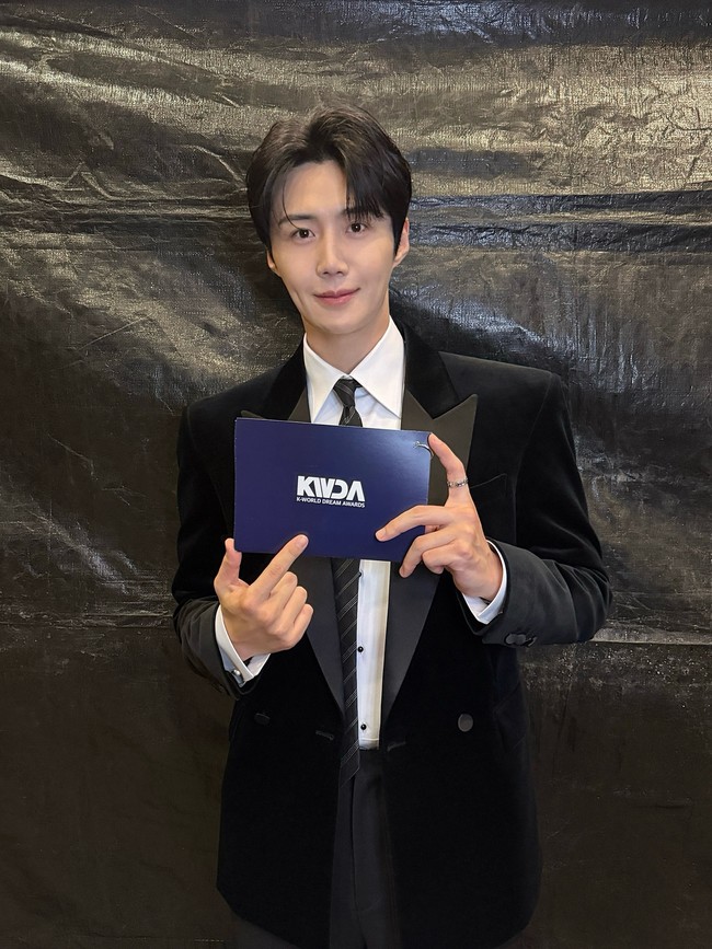Foto terbaru Kim Seon Ho yang diunggah agensinya Fantagio viral menjadi perbincangan. Tak sedikit netizen yang terkejut usai melihat bentuk dagunya jauh lebih lancip dibandingkan biasanya, diduga hasil editan photoshop. Foto tersebut ditangkap di belakang panggung K-WORLD DREAMS AWARDS 2026. Foto: dok. Instagram @fantagio_official