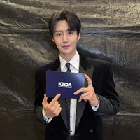 Bentuk Dagu Kim Seon Ho Viral Disebut Janggal, Diduga Hasil Editan Photoshop