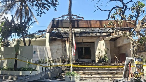 Kondisi bangunan Chez Gado-Gado Restaurant di Seminyak, Kuta, Badung usai terbakar, Senin (31/8/2026).