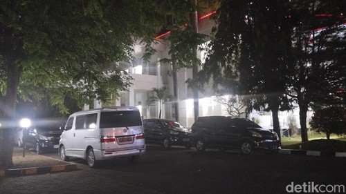 Mobil dinas pejabat Pemkot Bima dan Tim KPK yang hadir bersama Itjen Kemendagri, BPK RI dan BPKP NTB di kantor Pemkot Bima, Senin (31/8/2026) malam.