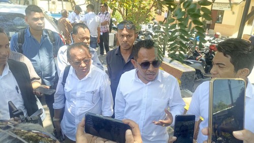 Kuasa hukum anggota DPRD TTU saat diwawancarai awak media di Polda NTT, Senin (31/8/2026). (Foto: Simon Selly/detikBali)