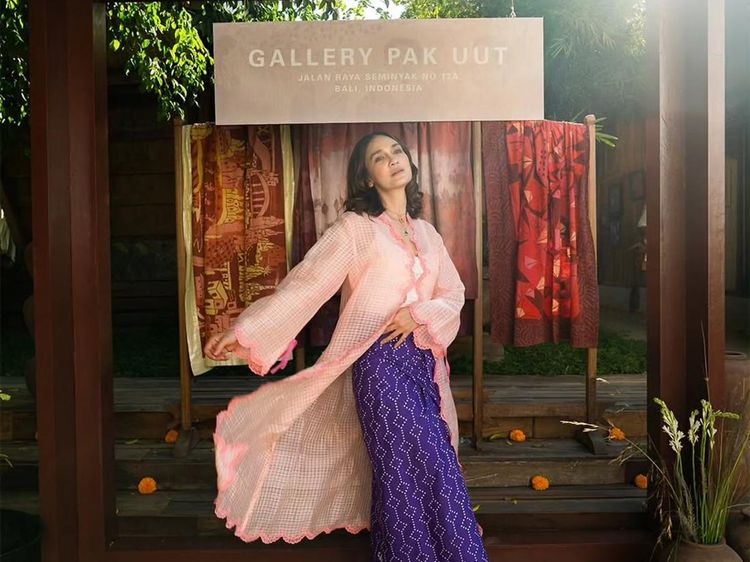 Luna Maya Jawab Kabar Hamil Gegara Sering Pose Pegang Perut