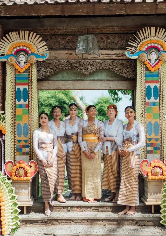 Melalui akun Instagram pribadinya Luna Maya membagikan momen kebersamaannya bersama keluarga saat mengikuti upacara Menek Kelih di Bali. Luna hadir untuk mendampingi keponakannya, Suri Jabrik, mengikuti upacara adat Hindu Bali untuk menandai masa peralihan anak-anak menuju usia dewasa. Foto: Instagram/@lunamaya