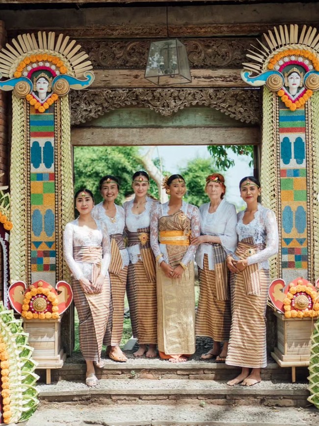 Potret Luna Maya Anggun Berkebaya Bali di Upacara Menek Kelih Ponakannya