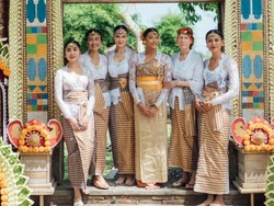 Potret Luna Maya Anggun Berkebaya Bali di Upacara Menek Kelih Ponakannya