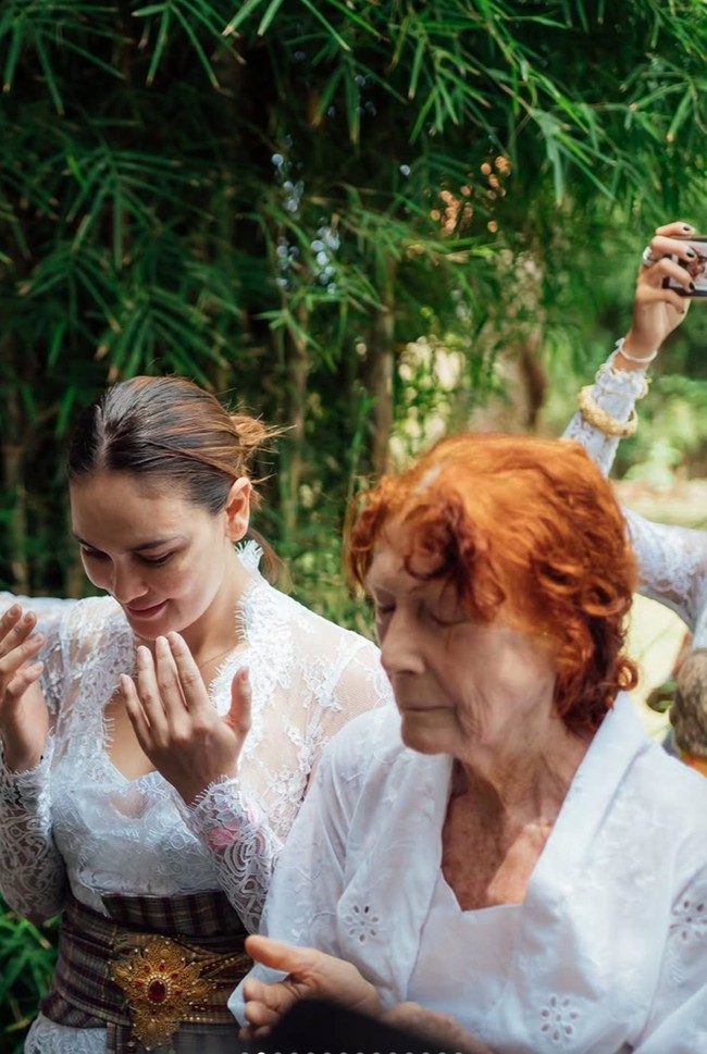 Tampil natural, Luna terlihat tak mengenakan makeup dengan tatanan rambut simpell, hanya dicepol ke belakang. Di sampingnya berdiri sang bunda, Desa Maya, yang turut hadir. Keduanya kompak mengenakan kebaya Bali berwarna putih. Foto: Instagram/@lunamaya