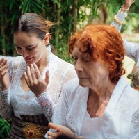 Tampil natural, Luna terlihat tak mengenakan makeup dengan tatanan rambut simpell, hanya dicepol ke belakang. Di sampingnya berdiri sang bunda, Desa Maya, yang turut hadir. Keduanya kompak mengenakan kebaya Bali berwarna putih. Foto: Instagram/@lunamaya