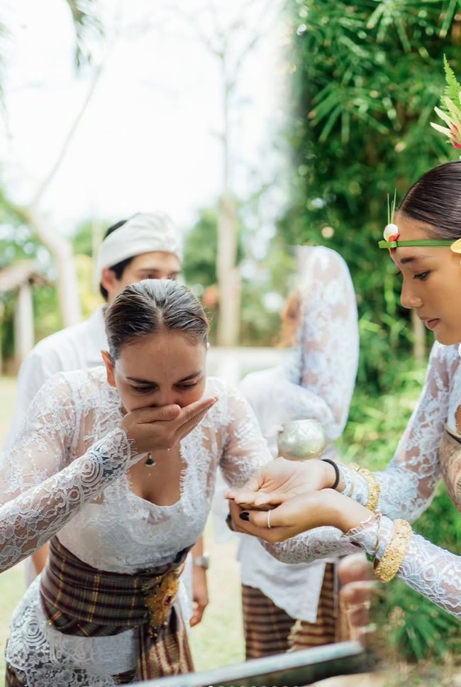 Wanita 43 tahun itu tampak serius mengikuti rangkaian prosesi upacara adat. Sang suami, Maxime Bouttier yang berdiri di belakang Luna Maya juga tampak setia mendampingi istrinya. Foto: Instagram/@lunamaya