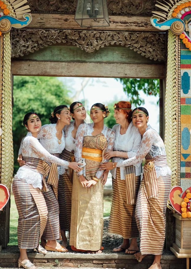Terlihat Luna Maya yang kompak kenakan ikat kepala dengan para anggota keluarganya. Suri sendiri diketahui merupakan anak dari kakak Luna, Tipi Jabrik. Foto: Instagram/@lunamaya