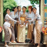 Terlihat Luna Maya yang kompak kenakan ikat kepala dengan para anggota keluarganya. Suri sendiri diketahui merupakan anak dari kakak Luna, Tipi Jabrik. Foto: Instagram/@lunamaya
