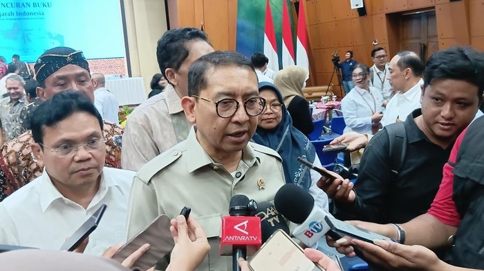 Menbud Fadli Zon dalam taklimat media di Gedung A Kemendikdasmen, Jl Jenderal Sudirman, Senayan, Jakarta.