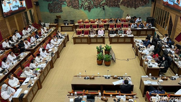 Mendikdasmen Abdul Muti dalam rapat kerja Komisi X DPR di gedung DPR, Senayan, Jakarta, Senin (31/8/2026). (Anggi/detikcom).