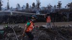 Kerja Keras Petugas Padamkan Api Karhutla di Kalimantan