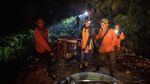 Menembus Asap, Petugas Berjibaku Padamkan Karhutla Kalimantan
