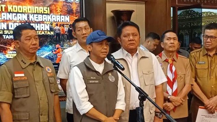Menhut Raja Juli saat berkunjung ke Palembang, Sumsel