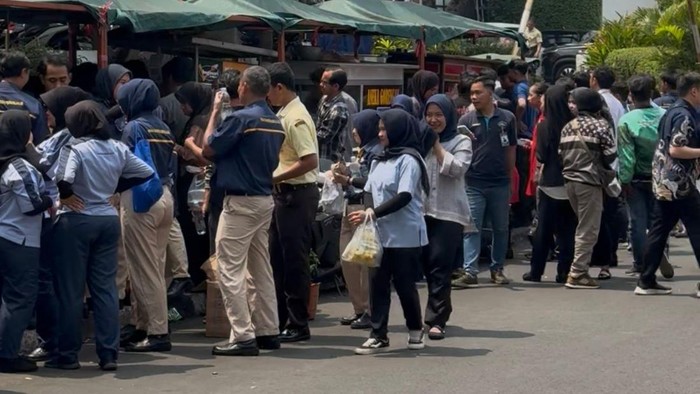 Menko Zulhas ulang tahun borong dagangan