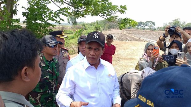 Menteri Pertanian sekaligus Kepala Bapanas Amran Sulaiman saat melakukan inspeksi mendadak (Sidak) di Kabupaten Karawang, Jawa Barat, Senin (31/8/2026). (CNBC Indonesia/Martyasari Rizky)
